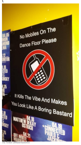 a sign with a picture of a cell phone